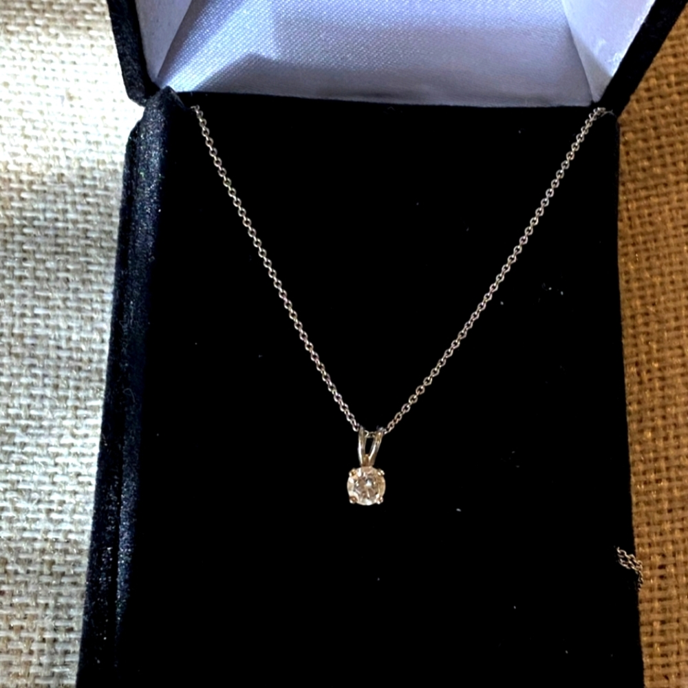 14 kt white gold diamond necklace
